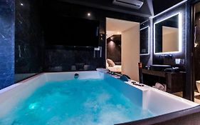 4 Suites  unconventional living rooms